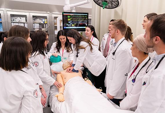 Physician Assistant 程序 students practicing in the Simulation Lab.