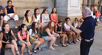 A group of Italy students with faculty