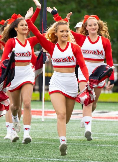 欢呼leaders running onto the field at Tenney Stadium