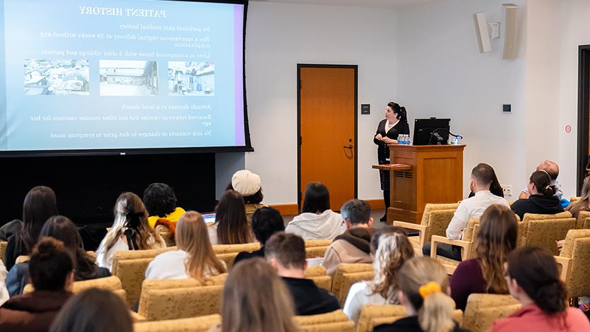 Image of Caitlin Conner presenting her experience and research findings at the 美利学生中心 after returning to Marist’s Poughkeepsie campus.